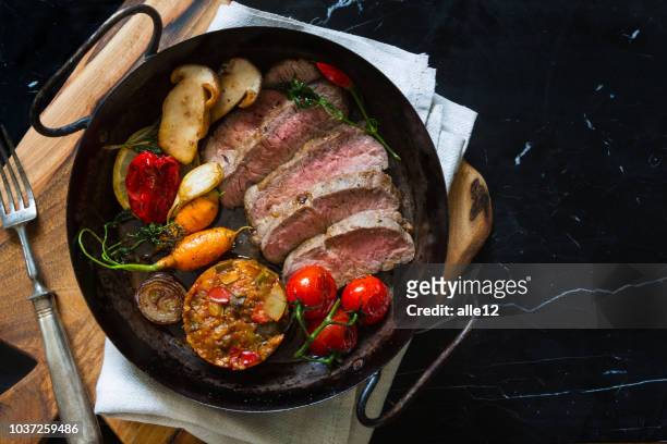 gesneden gebraden rundvlees op pan - franse gerechten stockfoto's en -beelden
