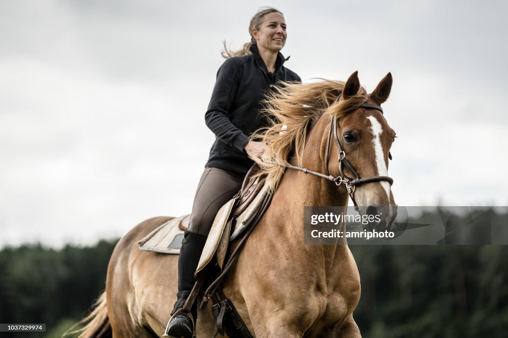女性乗馬馬劇的な空