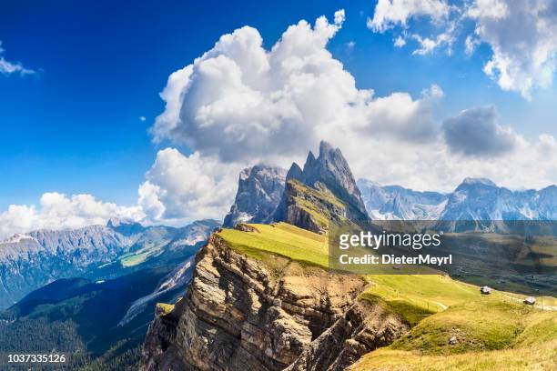 dolomitenlandschaft, geisler berge in dolomiten, italien - gardena stock-fotos und bilder