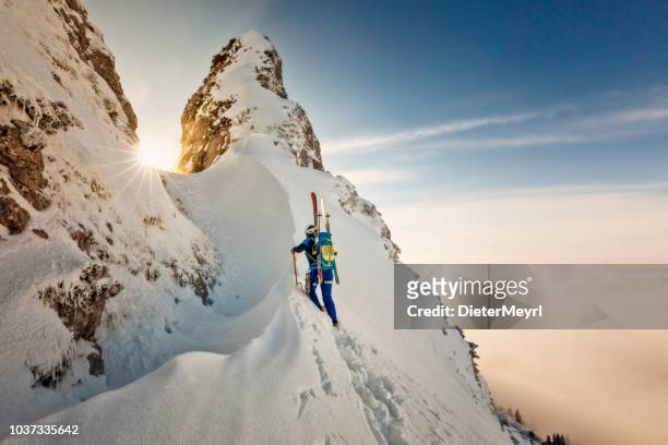 ski bergbeklimmer met stijgijzers en ijs ax-freerider op de weg naar de top - alpen - mountain snow skiing stockfoto's en -beelden