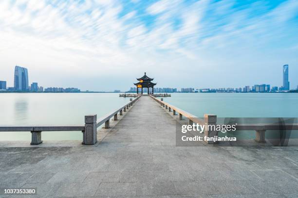 lake viewing platform - suzhou china fotografías e imágenes de stock