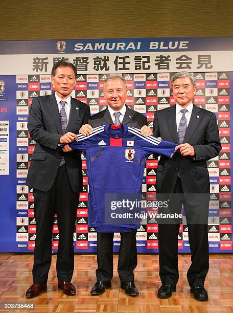 Japan Football Association Technichal Director Hiromi Hara, newly appointed Japanese national team coach Alberto Zaccheroni and Vice Chairman of JFA...