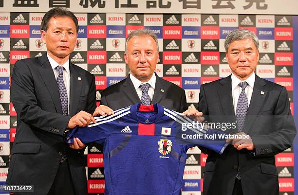 Japan Football Association Technichal Director Hiromi Hara, newly appointed Japanese national team coach Alberto Zaccheroni and Vice Chairman of JFA...