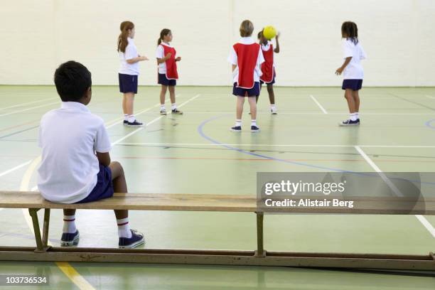 children exercising in gymnasium - ausstoßen stock-fotos und bilder