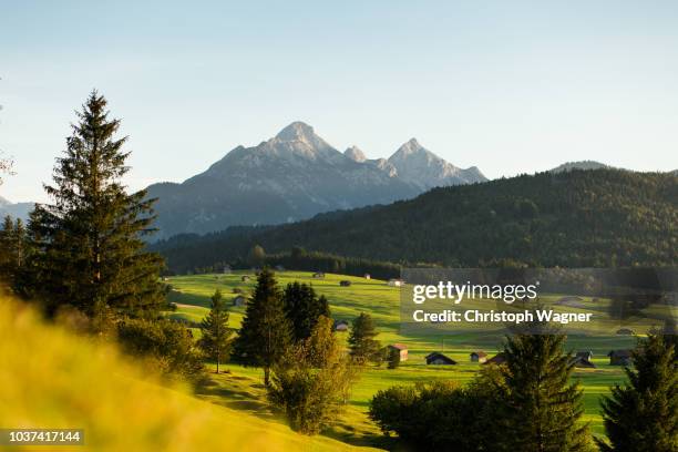 bayerische alpen - mittenwald and isar - alpes de bavaria fotografías e imágenes de stock
