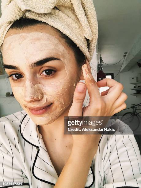 diy tutorial máscara facial - face mask beauty product - fotografias e filmes do acervo