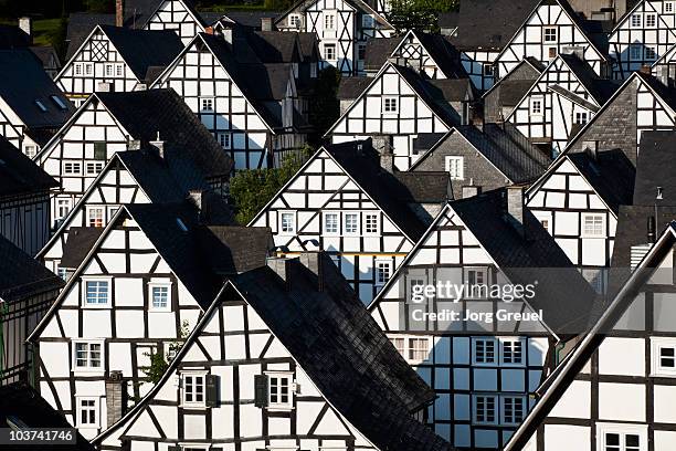 17th century half-timbered houses - entramado arquitectura fotografías e imágenes de stock