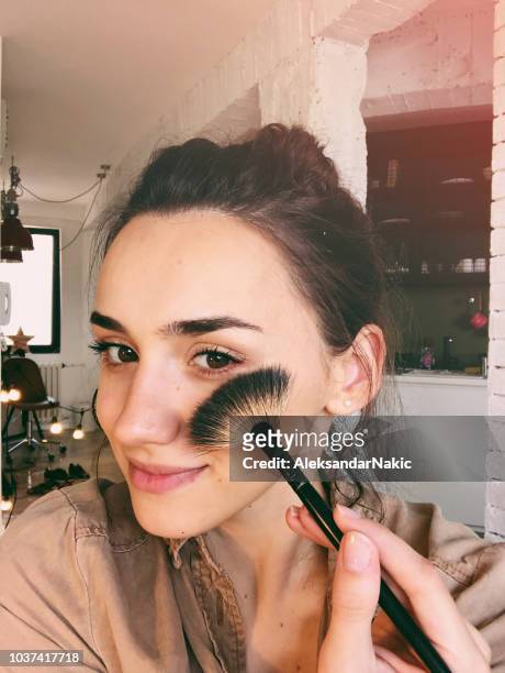 diy compõem tutorial - face mask beauty product - fotografias e filmes do acervo