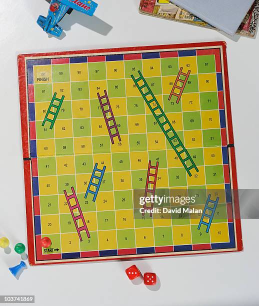 snakes & ladders board with no snakes - board game photos et images de collection