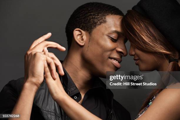 souriant couple tenant les mains - couple sourire studio photos et images de collection