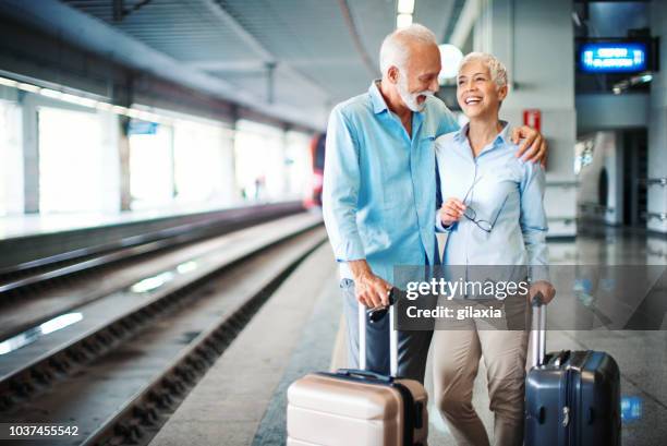 wachten op een trein. - man woman train station stockfoto's en -beelden