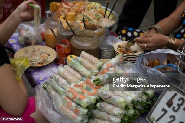 vietnamese fresh spring rolls on the street - vietnamese street food stock-fotos und bilder