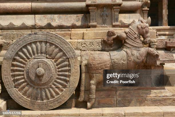 stone chariot in airavatesvara temple - chariot stockfoto's en -beelden