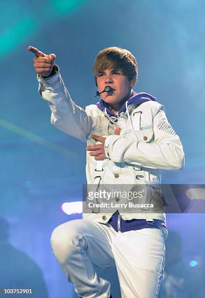 Justin Bieber and members of Boyz II Men perform at Madison Square Garden on August 31, 2010 in New York City.