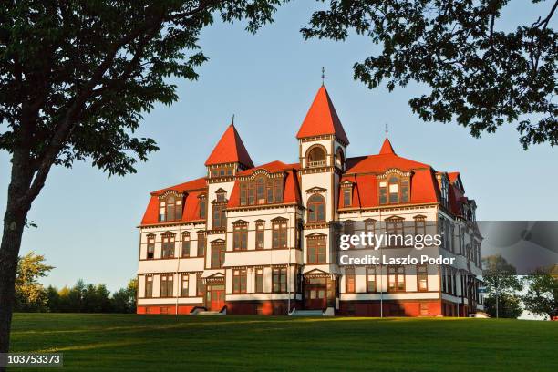 lunenburg academy - lunenburg, nova scotia, canada - lunenburg-nova-scotia photos et images de collection