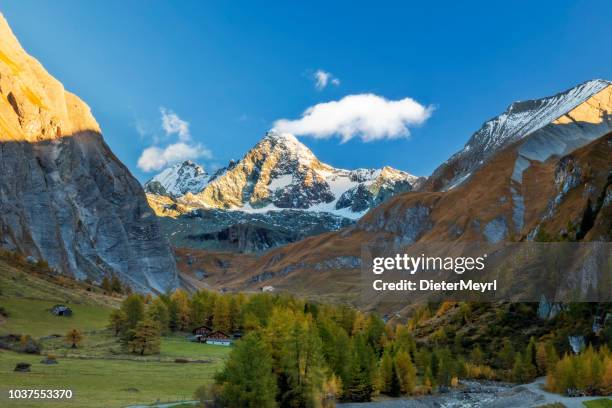 alpenglow grossglockner en otoño en valle ködnitz - grossglockner fotografías e imágenes de stock