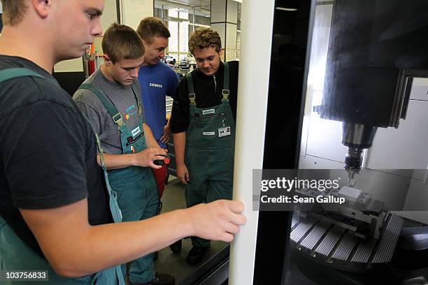Manufacturing Machine Learning Photos and Premium High Res Pictures ...