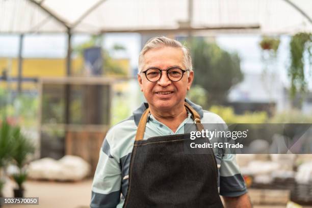 portret van tuin markt medewerker / eigenaar - owner stand stockfoto's en -beelden