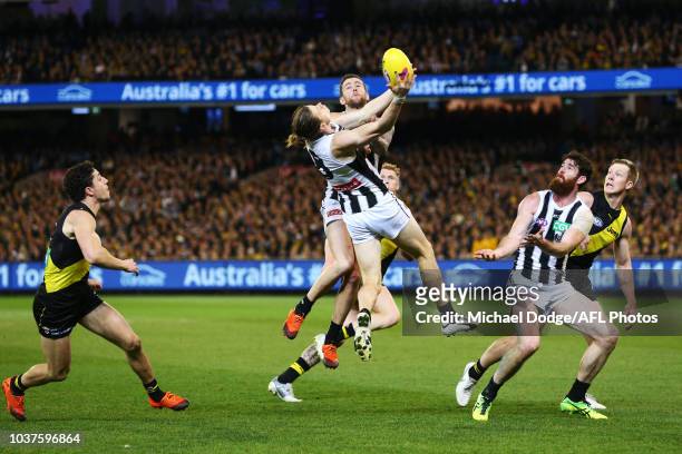 Tom Langdon of the Magpies takes a courageous mark during the AFL Preliminary Final match between the Richmond Tigers and the Collingwood Magpies on...