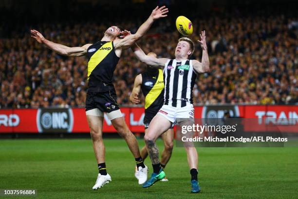 Jordan de Goey of the Magpies marks the ball against one handed against Alex Rance of the Tigers during the AFL Preliminary Final match between the...