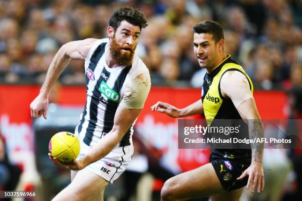 Tyson Goldsack of Collingwood handballs during the AFL Preliminary Final match between the Richmond Tigers and the Collingwood Magpies on September...