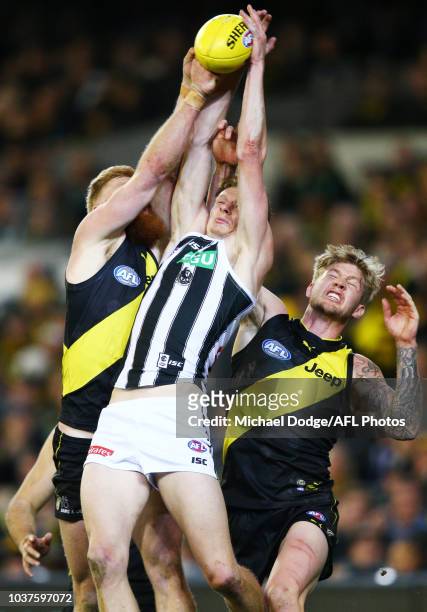 Will Hoskin-Elliott of the Magpies competes for the ball against Nathan Broad of the Tigers during the AFL Preliminary Final match between the...