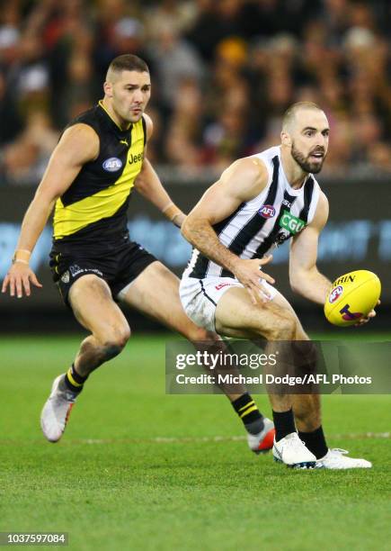 Steele Sidebottom of the Magpies runs with the ball during the AFL Preliminary Final match between the Richmond Tigers and the Collingwood Magpies on...