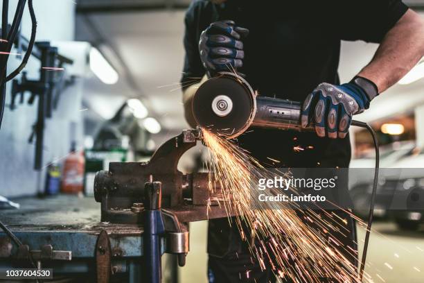 industria pesada acero trabajador con una amoladora. - herramienta fotografías e imágenes de stock