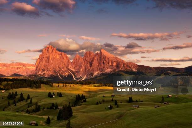 alpe di siusi sonnenaufgang mit langkofel oder langkofel berggruppe im hintergrund - gardena stock-fotos und bilder