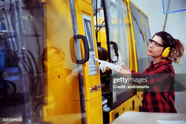mujer que trabaja en una fábrica de - molde fotografías e imágenes de stock