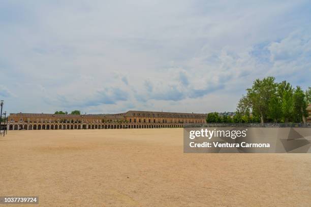 plaza de parejas of aranjuez - parejas stock pictures, royalty-free photos & images