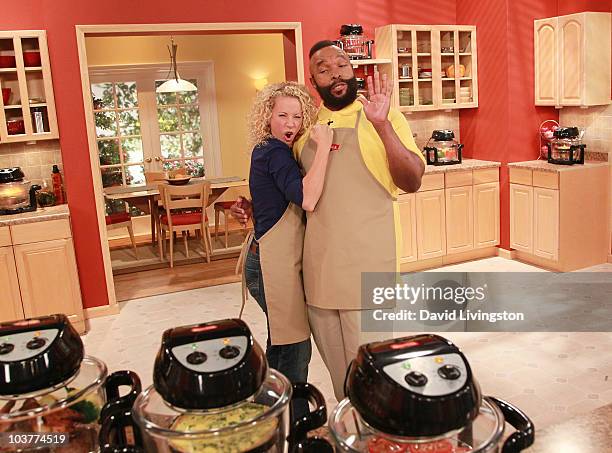 Mr. T On Set Infomercial Filming For The FlavorWave Turbo Oven, Nachrichtenfoto