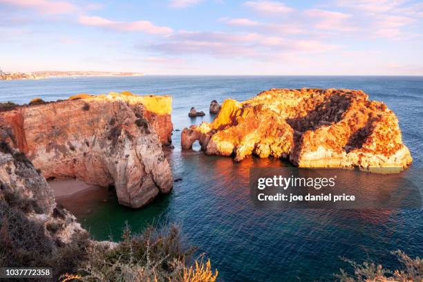 praia joão de arens, alvor, algarve, portugal - alvor stock-fotos und bilder