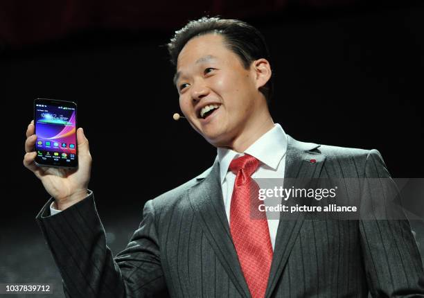 Der LG Manager für Mobile Kommunikation, Frank Lee spricht am in Las Vegas bei der LG Pressekonferenz im Rahmen der Elektronik-Messe CES . Er zeigt...