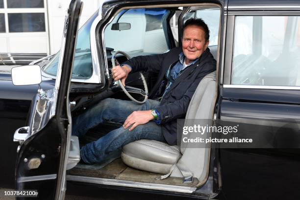 Der Oldtimer-Händler Michael Fröhlich posiert am in seiner Firma in Mettmann hinter dem Lenkrad der ehemaligen Staats-Limousine des Schahs von...