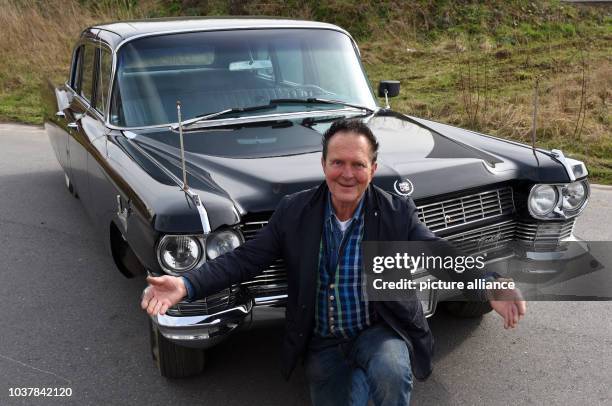 Der Oldtimer-Händler Michael Fröhlich posiert am mit ausgebreiteten Armen in seiner Firma in Mettmann vor der ehemalige Staats-Limousine des Schahs...