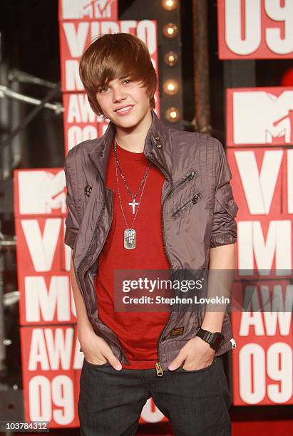 Singer Justin Bieber arrives to the 2009 MTV Video Music Awards at Radio City Music Hall on September 13, 2009 in New York City.