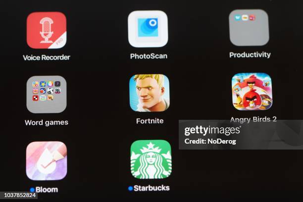 plusieurs applications sur un écran de l’ipad, y compris les jeux vidéo fortnite et oiseaux en colère - angry birds 2018 photos et images de collection