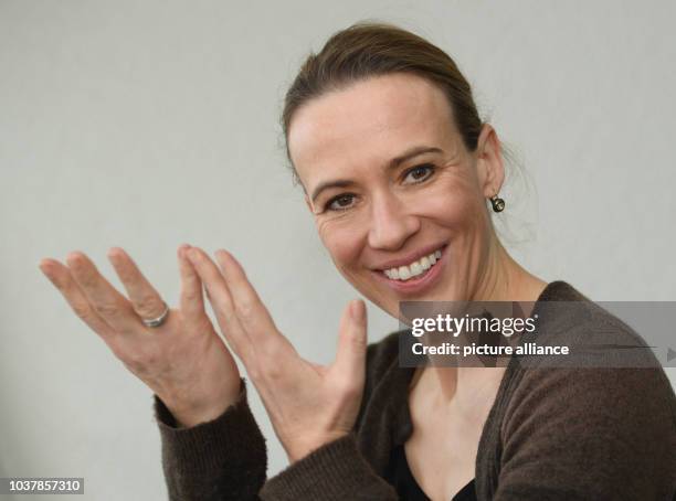 Die Gebärdendolmetscherin Kathrin-Maren Enders zeigt am in Frankfurt am Main mit ihren Fingern ein Wort in Gebärdensprache. Die Einführung der...