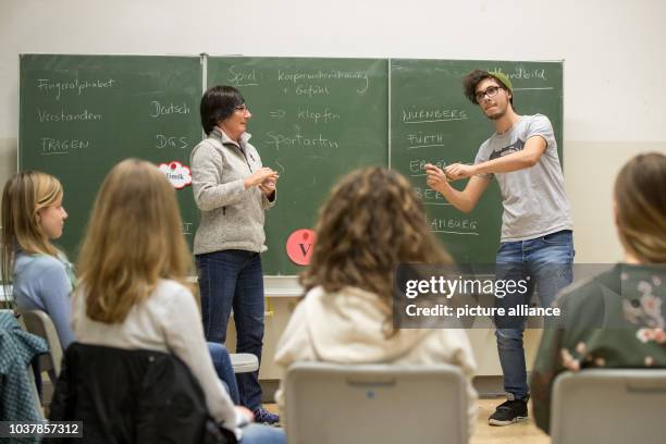 Die Gebärdensprachdozentin Rosa Reinhardt unterrichtet am am Hans-Sachs-Gymnasium in Nürnberg Schüler in Gebärdensprache. Die Schule bietet einmalig...