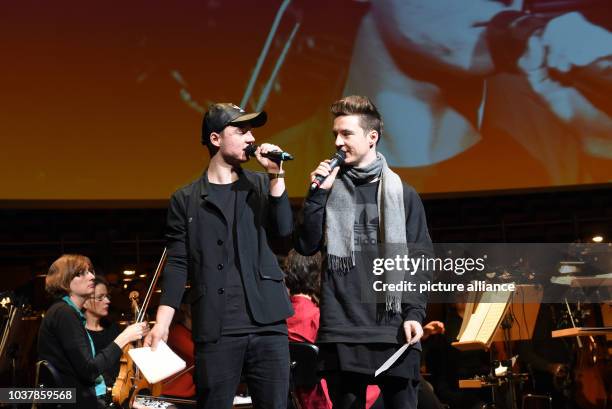 Die Internetstars "DieLochis",sind Zwillingsbrüder und heißen mit bürgerlichem Namen Heiko und Roman Lochmann, stehen am in Düsseldorf bei Proben mit...