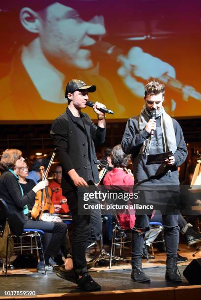 Die Internetstars "DieLochis",sind Zwillingsbrüder und heißen mit bürgerlichem Namen Heiko und Roman Lochmann, stehen am in Düsseldorf bei Proben mit...