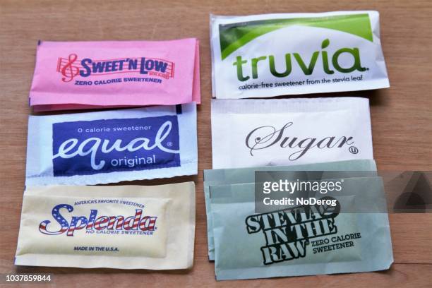 artificial  and natural sweeteners - artificial sweetener imagens e fotografias de stock