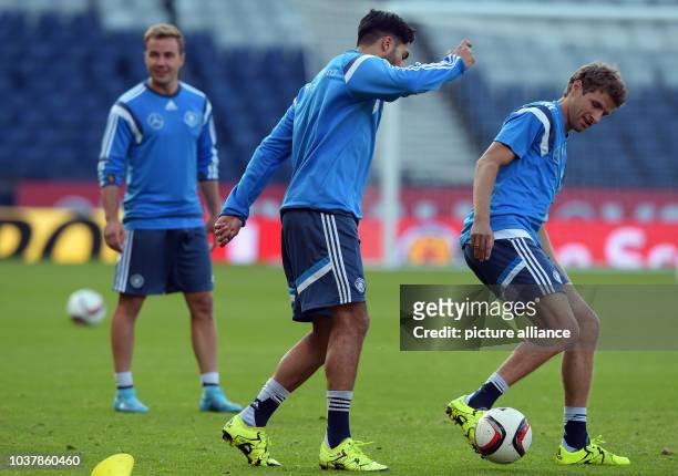 Die Nationalspieler Mario Götze , Emre Can und Thomas Müller trainieren am in Glasgow im Hampden Park-Stadion. Die Nationalmannschaft tritt am in der...