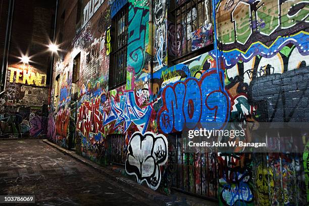 graffiti/street art site at night, hosier lane area. - graffiti wall stockfoto's en -beelden