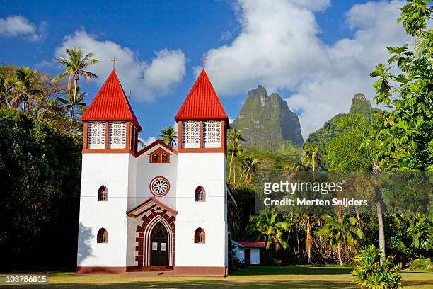 moorea protestant church with mt tohiea in background. - モーレア ストックフォトと画像