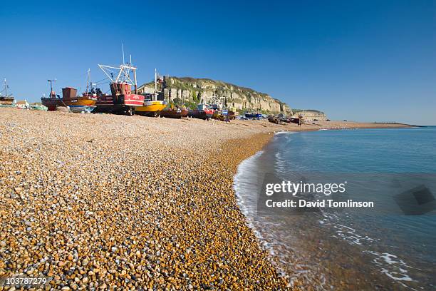 the stade pebble beach with fishing fleet on shore. - south east england 個照片及圖片檔