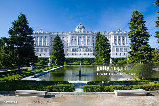 northern facade of palacio real (royal palace) seen from jardines de sabatini. - koninklijk paleis van madrid stockfoto's en -beelden