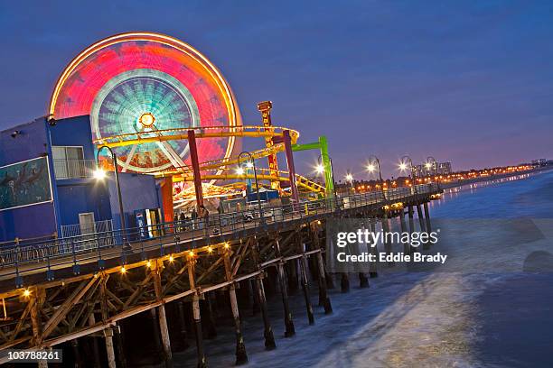 pacific park ferris wheel on santa monica pier at dusk. - molo di santa monica foto e immagini stock