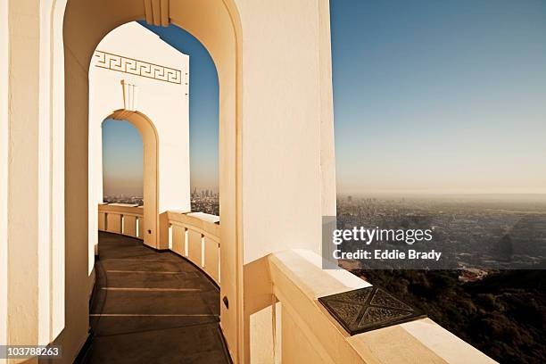 art deco-style balcony at griffith observatory. - observatório do parque griffith imagens e fotografias de stock